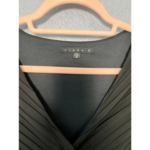 Tana B Black Sheath V- Neck Sleeveless Dress - Picture 5 of 5